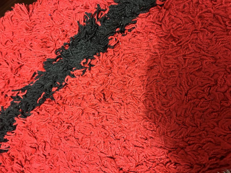 Vand covor rosu pufos