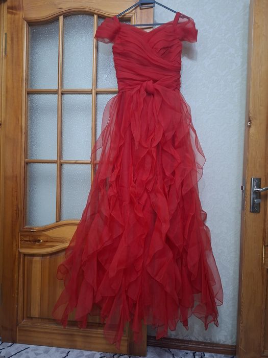 Qizil oqshom koʻylak. 1 marta kiyilgan