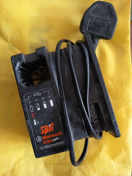 Зарядно Spit Pulsa