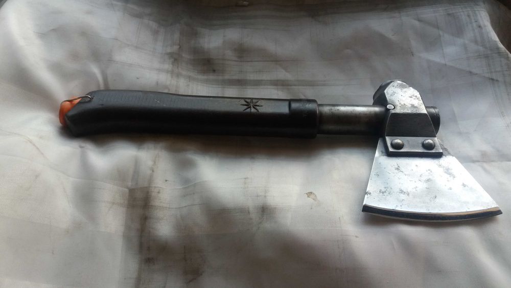 Продавам руски топор с нож в дръжката