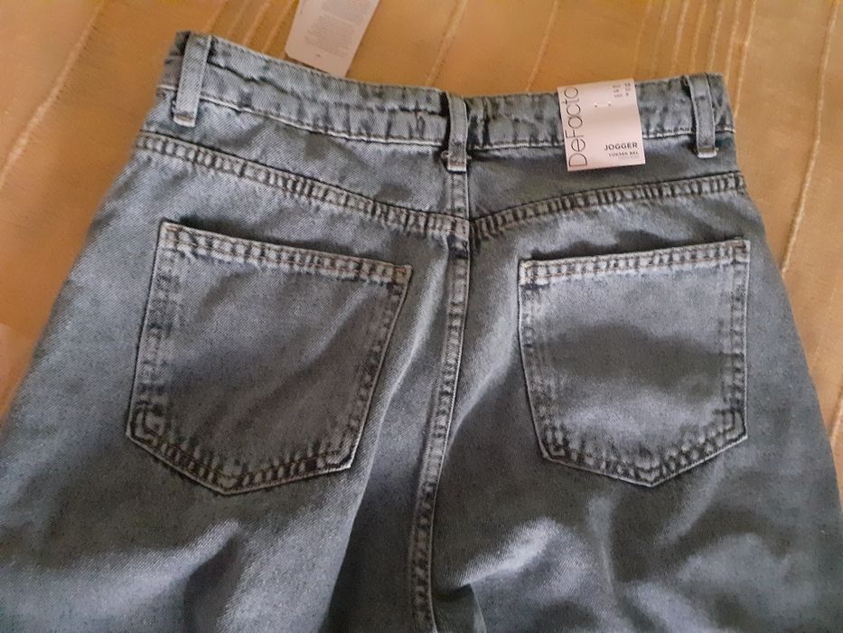 Чисто нови дънки