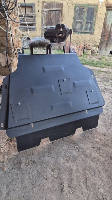 Метална кора под двигателя