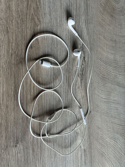 EarPods Lightning - оригинални слушалки за iPhone