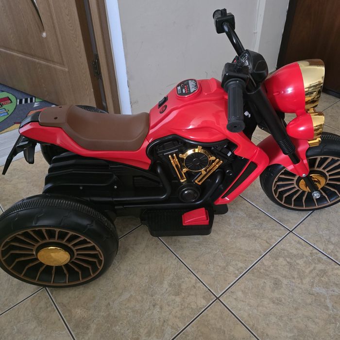 Vand motocicleta cu 3 roti