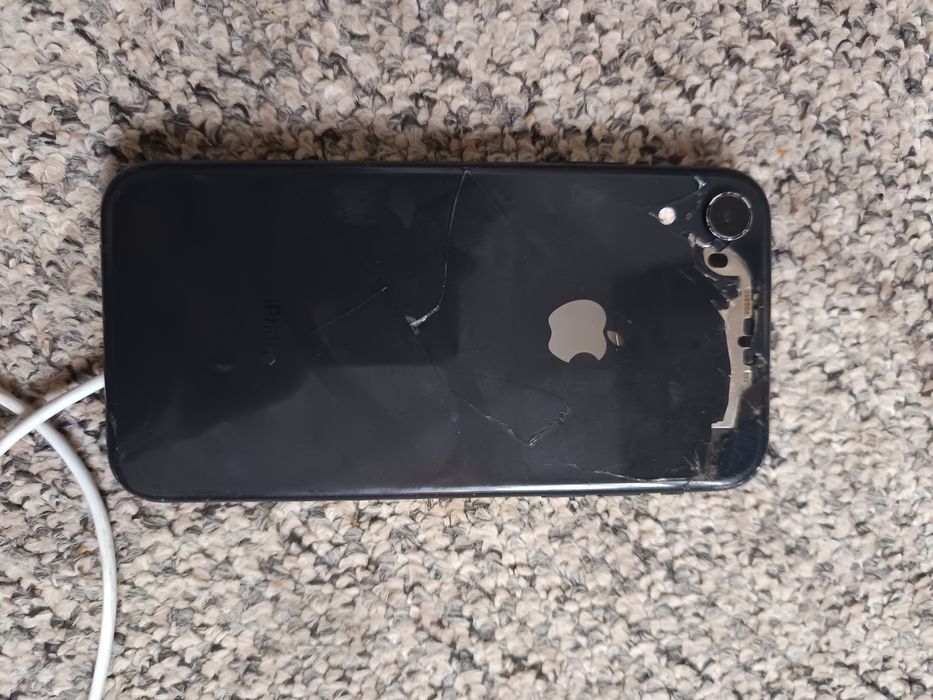 iPhone xr spart spatele,și ecranul cum se vede in poze