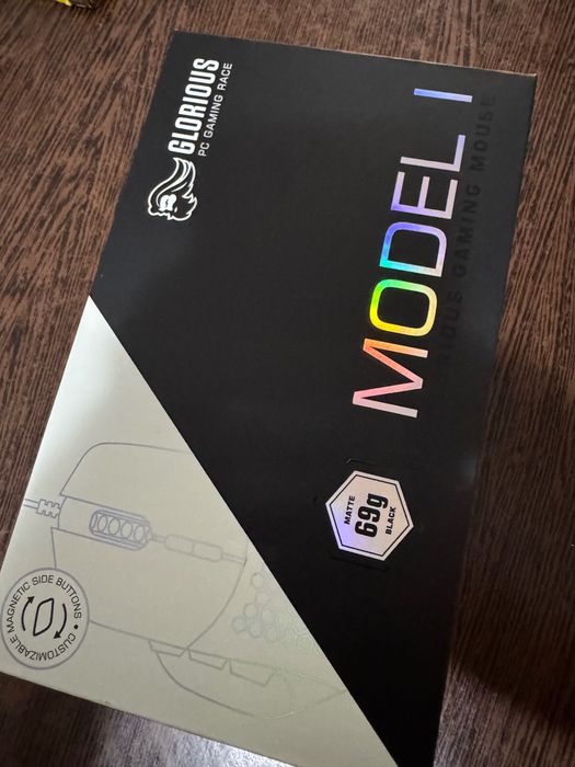 Mouse Glorious si Logitech