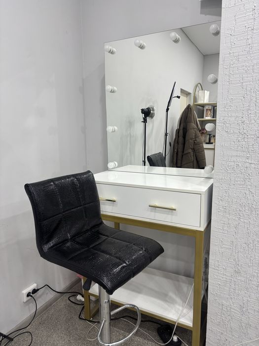 Продам стол для визажиста / бровиста