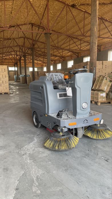 Подметательно уборочная машина