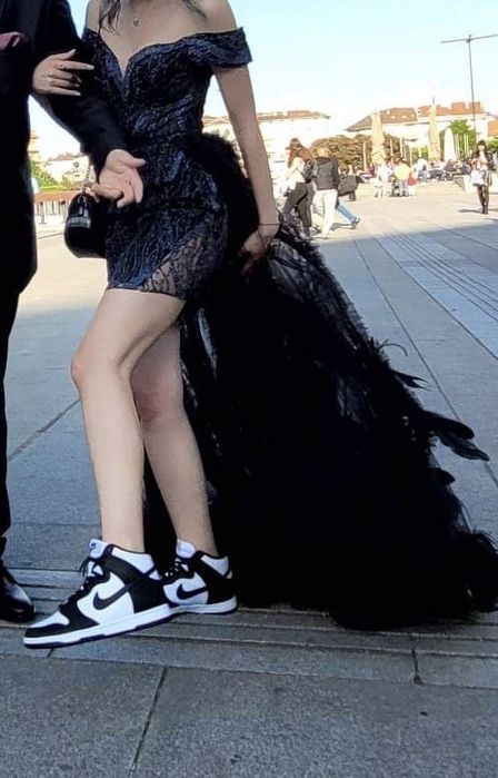 Бална рокля черна с пера