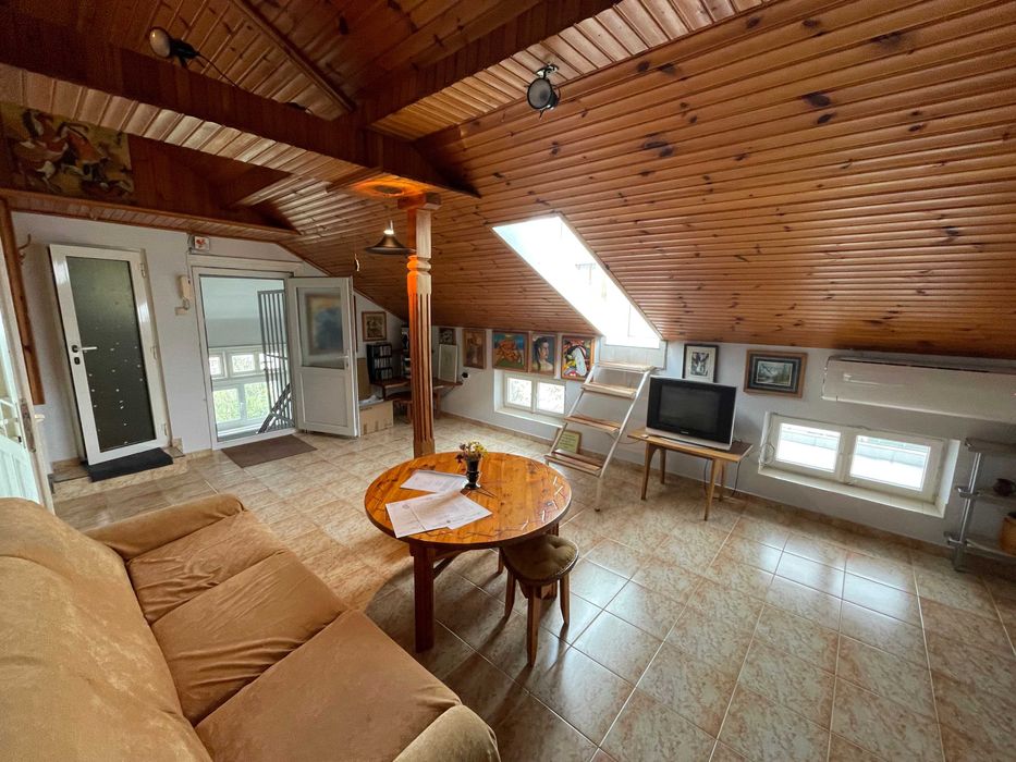 Продава мансарден ЕТАЖ от къща в центъра на Бургас