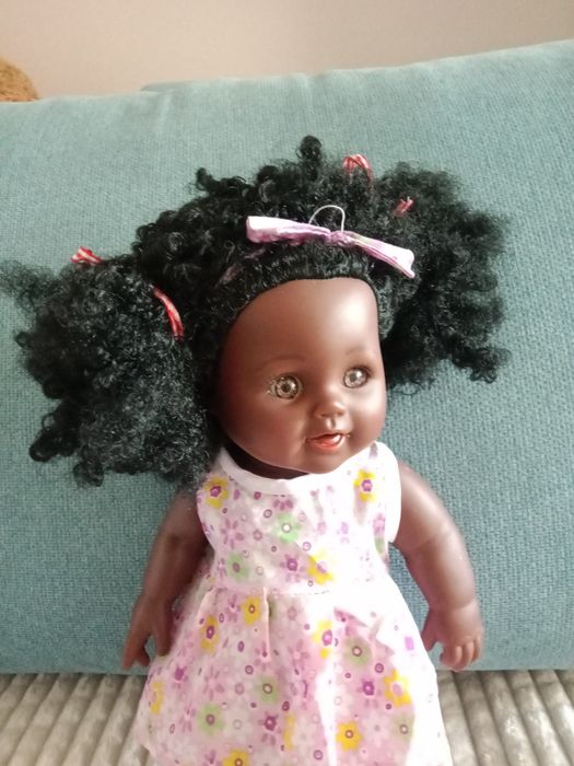 Păpușă drăguță cu păru negru
