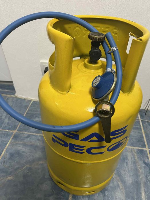 Cuptor utilizat doar 2 zile,cam 2-3 ore pe zi,folosit pe curent!