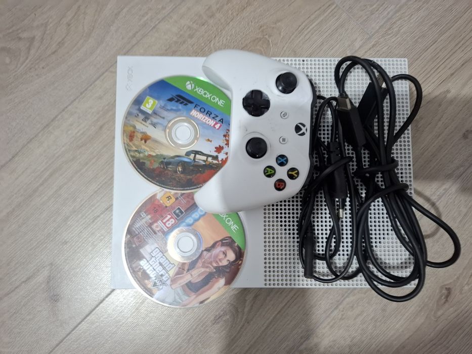 Vând consola xbox One s