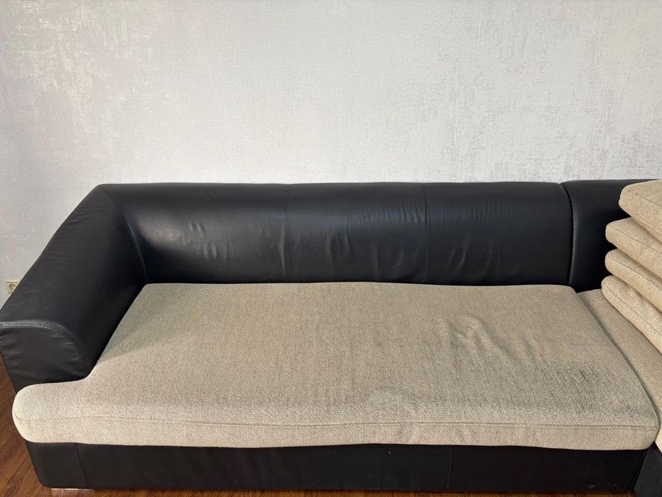 Диван қара түсті