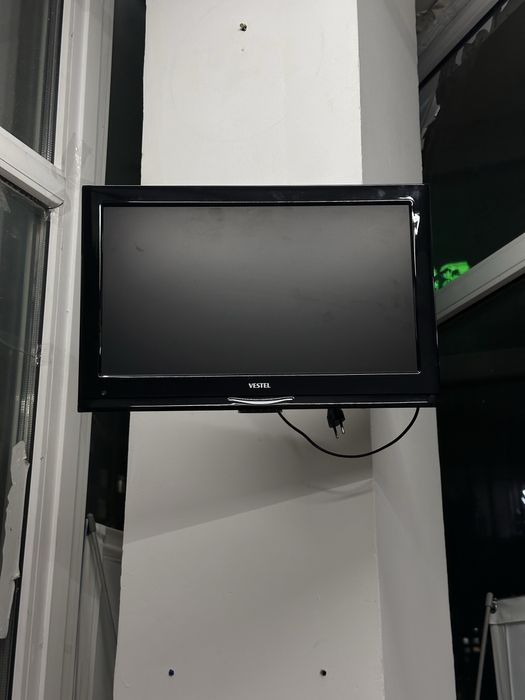 Продам телевизор с кранштейном
