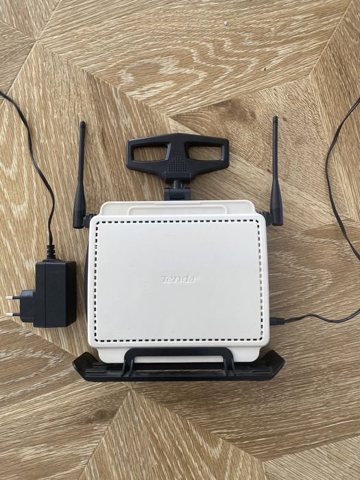 Продаетмся Маршрутизатор WiFi Tenda W302R