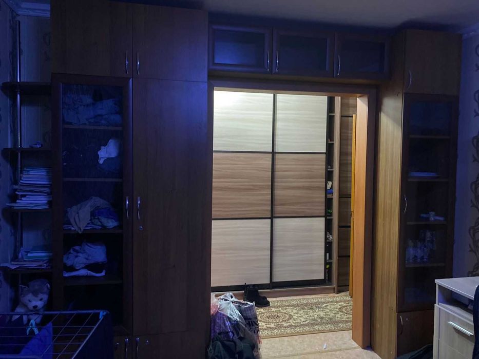 Шкаф над проходом