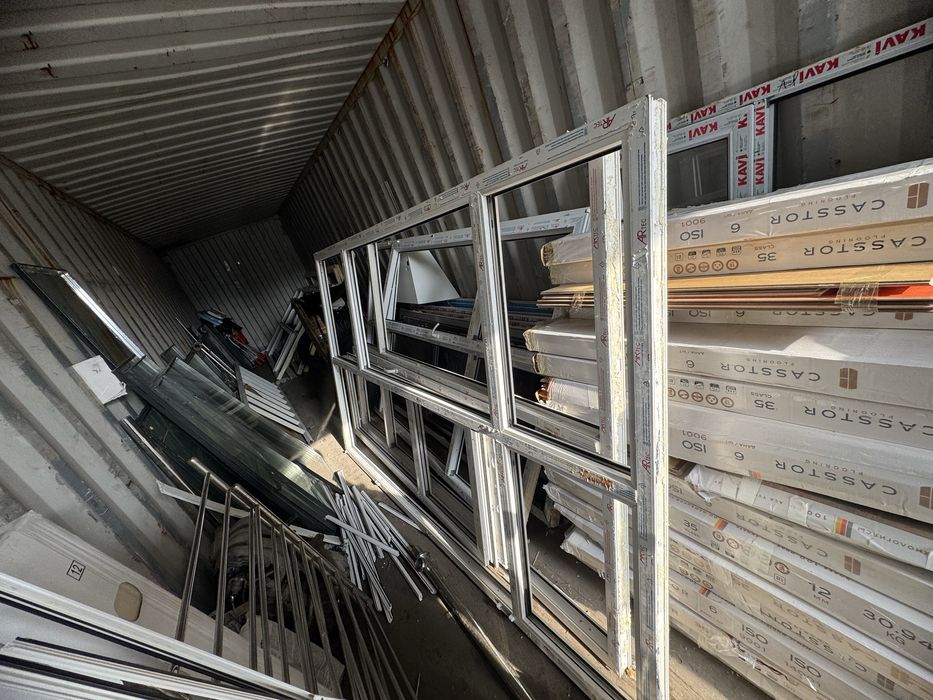 Пластиковые двери и окно