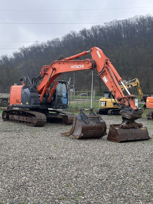 Excavator pe senile Hitachi ZX225 USRLC-5B 2015/9540h/24900kg/2xcupe