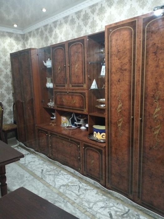 Стол и 18 стулья  100.000