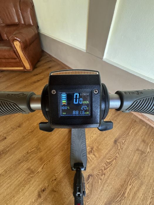 Trotineta electrica E-TWOW S2 Booster ES, Viteza 25Km/h, Autonomie 30Km, Motor 500W, Bluetooth, roti 8" (Negru)