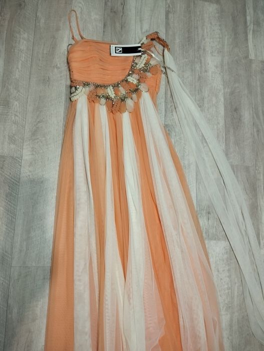 Новое платье с этикеткой