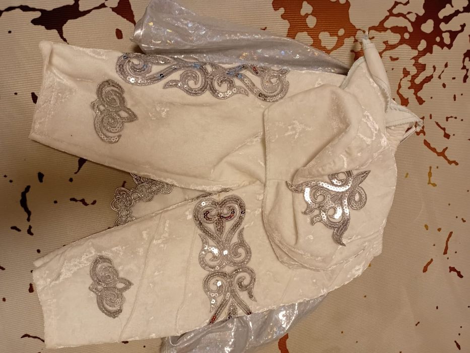 Продам костюм на мальчика на годик