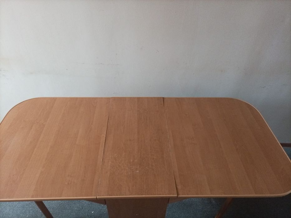 Продам стол книжку