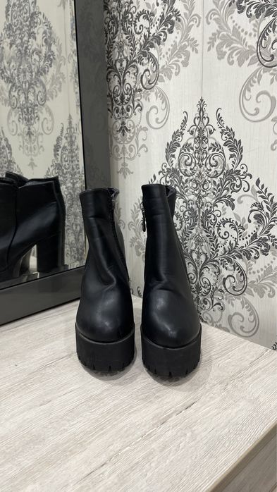 Продам новые модные сапоги на каблуках