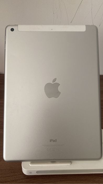 Продам планшеты :Айпад 6 , Самсунг таб А