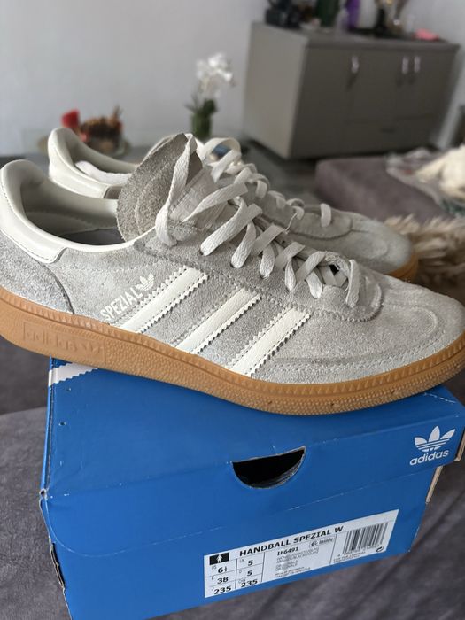Adidas spezial,culoare gri deschis,marime 38(vin si unui 37),in stare