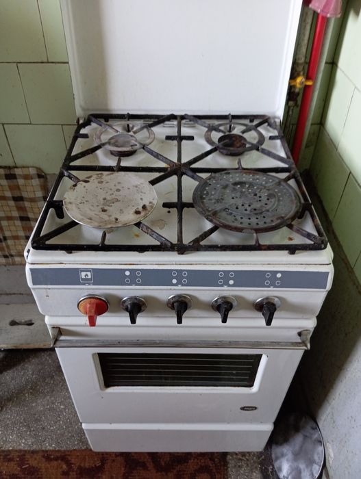 Aragaz vechi cu patru ochiuri și cuptor