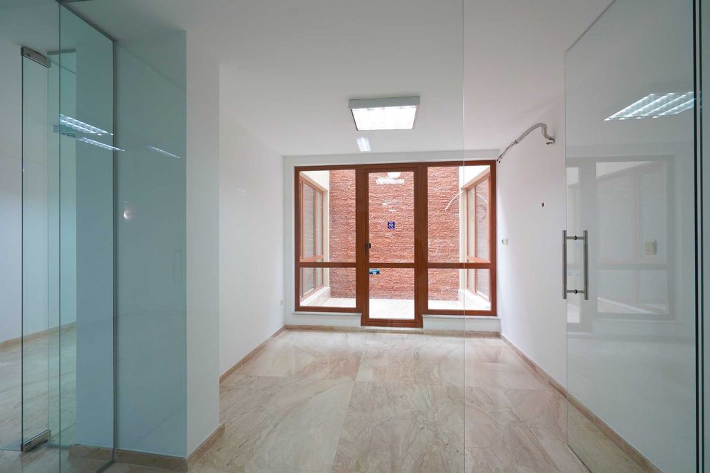 Модерен офис в идеалния център на Варна. Ново строителство. До ключ