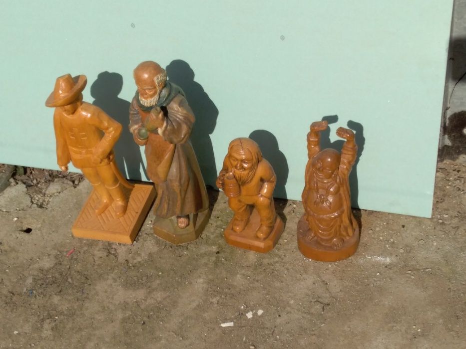 Statuete scruptate manual in lemn