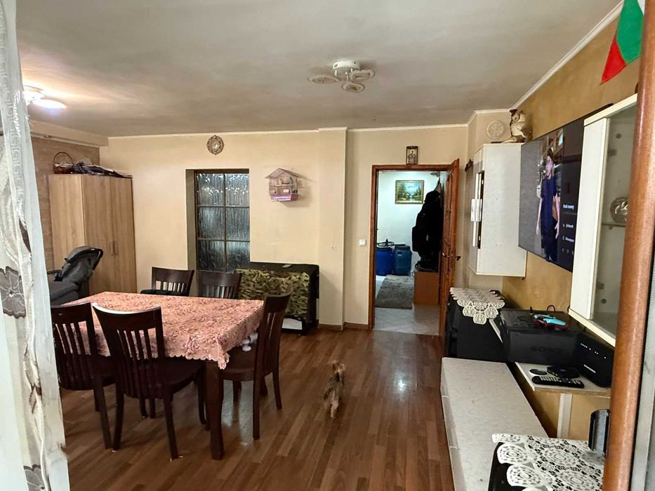 Тристаен тухлен обзаведен източен апартамент Колхозен пазар-Касабова