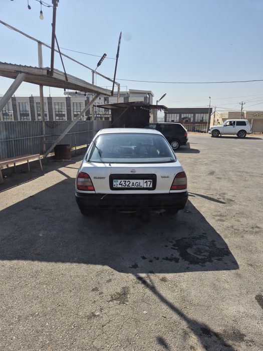 Nissan sunny 93г об 1,6 хэтчбек