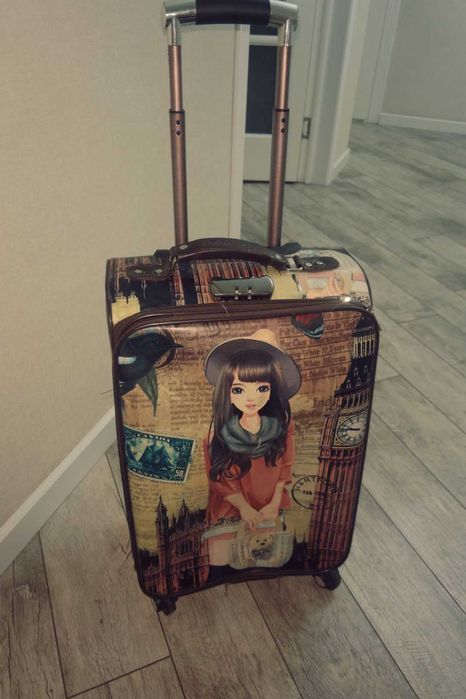 Продам чемодан для подростка девочки