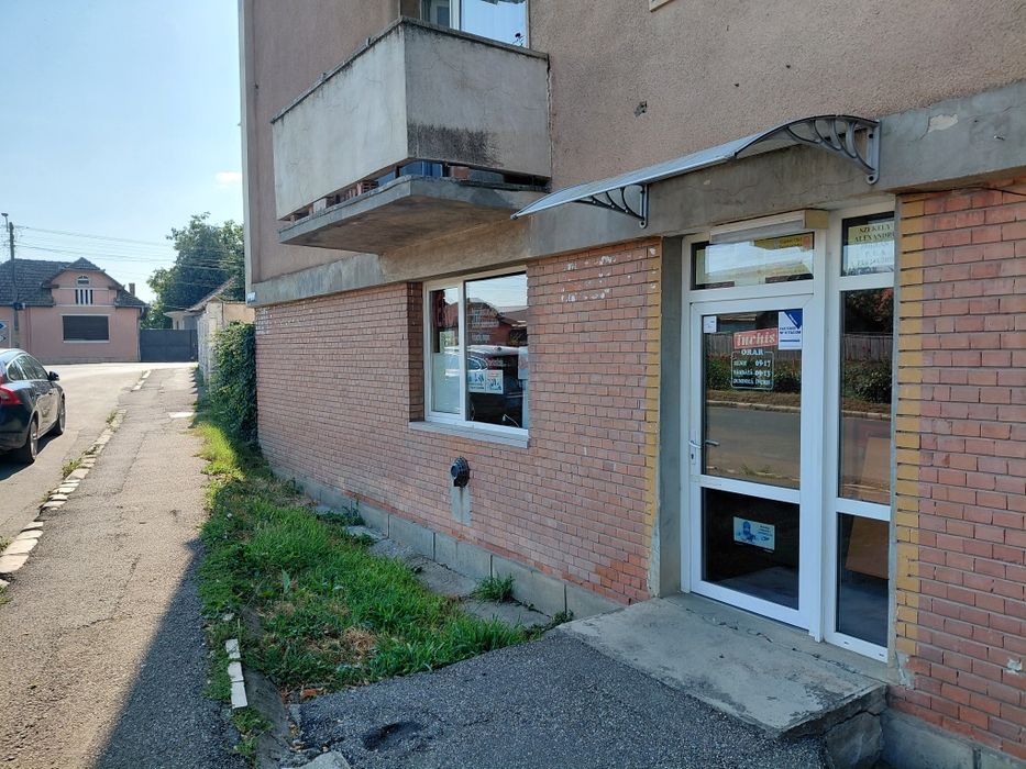 Vând spațiu comercial