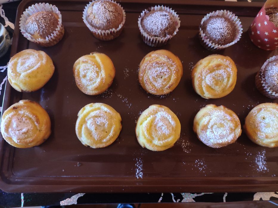 Brioșe ,chec ,salam de biscuiți de casa , ingrediente naturale.