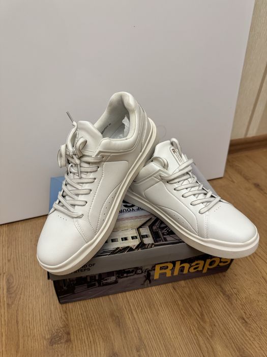 Белые кроссовки Rhaps