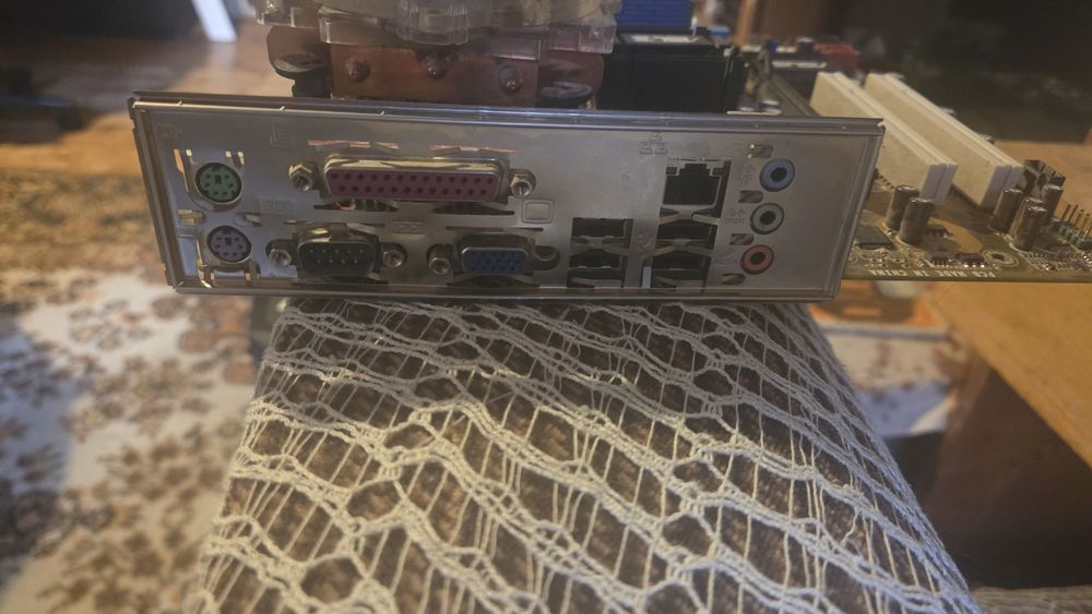 Стар компютър ddr2, celeron с вградени графики