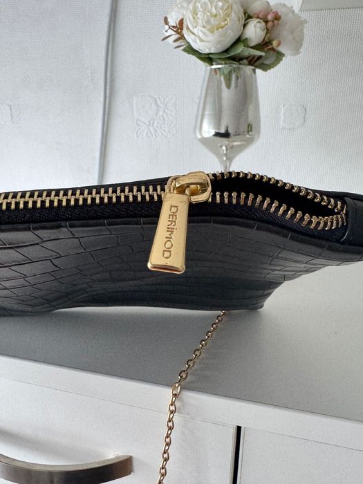 Черен клъч със златиста дръжка Деримод