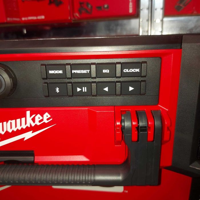 ПРОМОЦИЯ.Milwaukee M18 PRCDAB+-0 PackOut акумулаторно радио