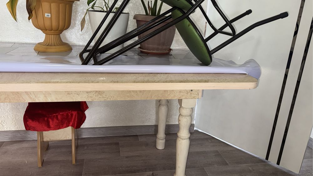 “Стол орындығымен”