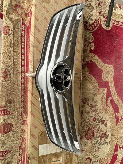 Решетка радиатора Toyota Avensis 2011