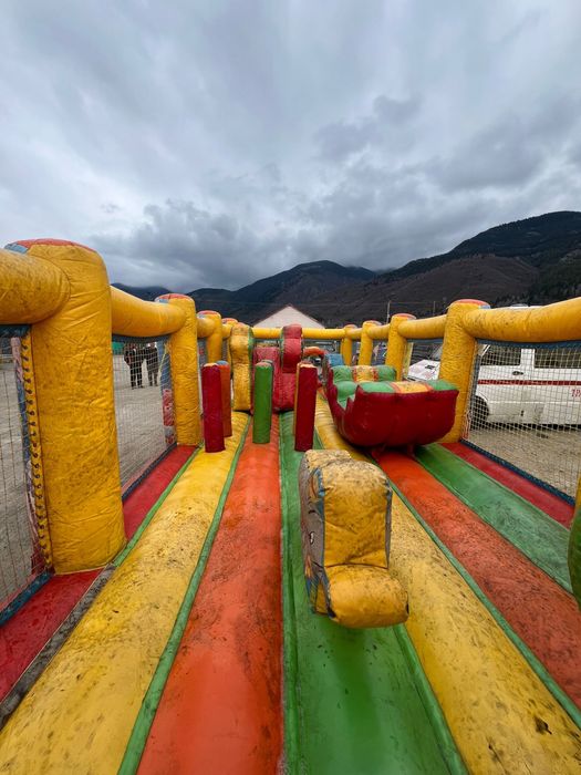 Надуваем батут Спондж Боб