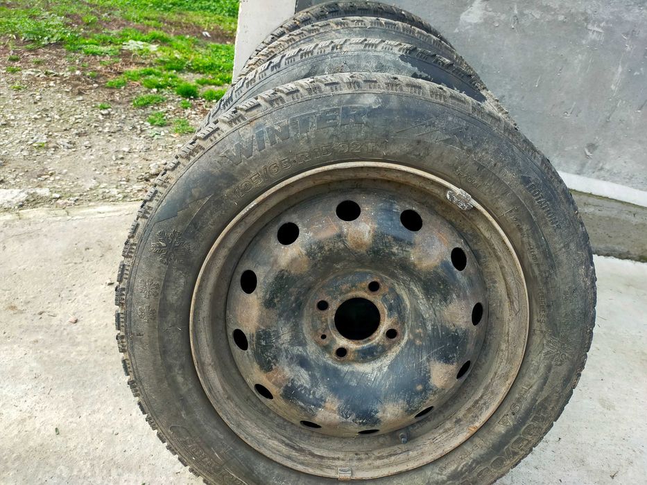 Vând anvelope de iarna 185 65 R15