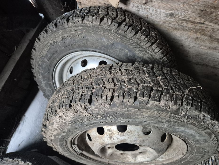 Комплект резины с  дисками р16 на ниву