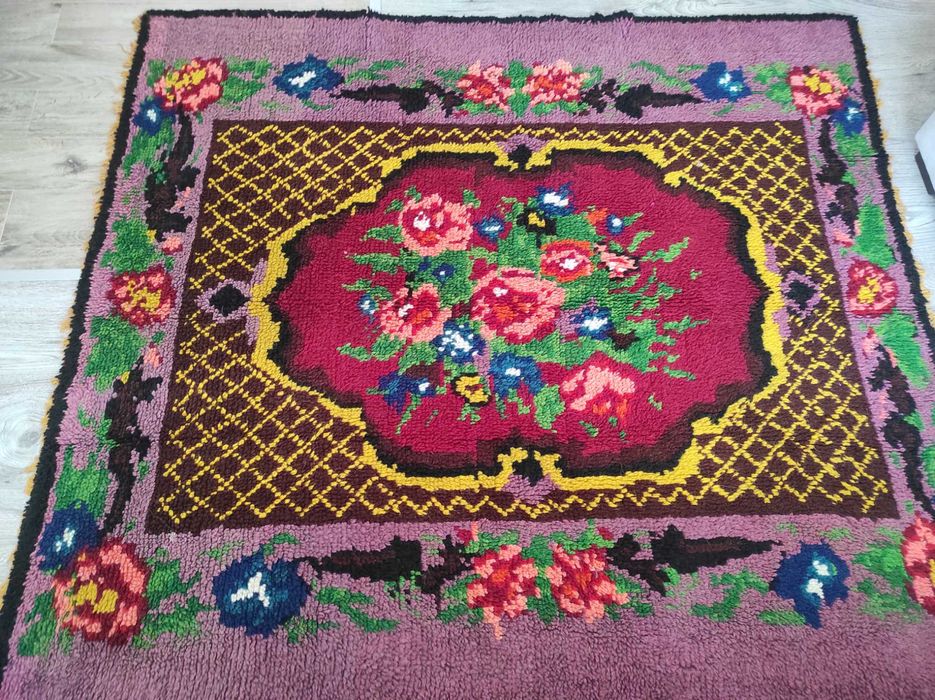Автентичен ръчно тъкан вълнен килим 185x175 см – традиционни мотиви