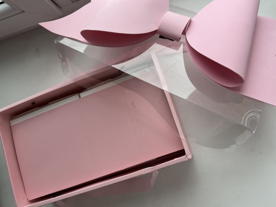 Розовая коробка с бантиком